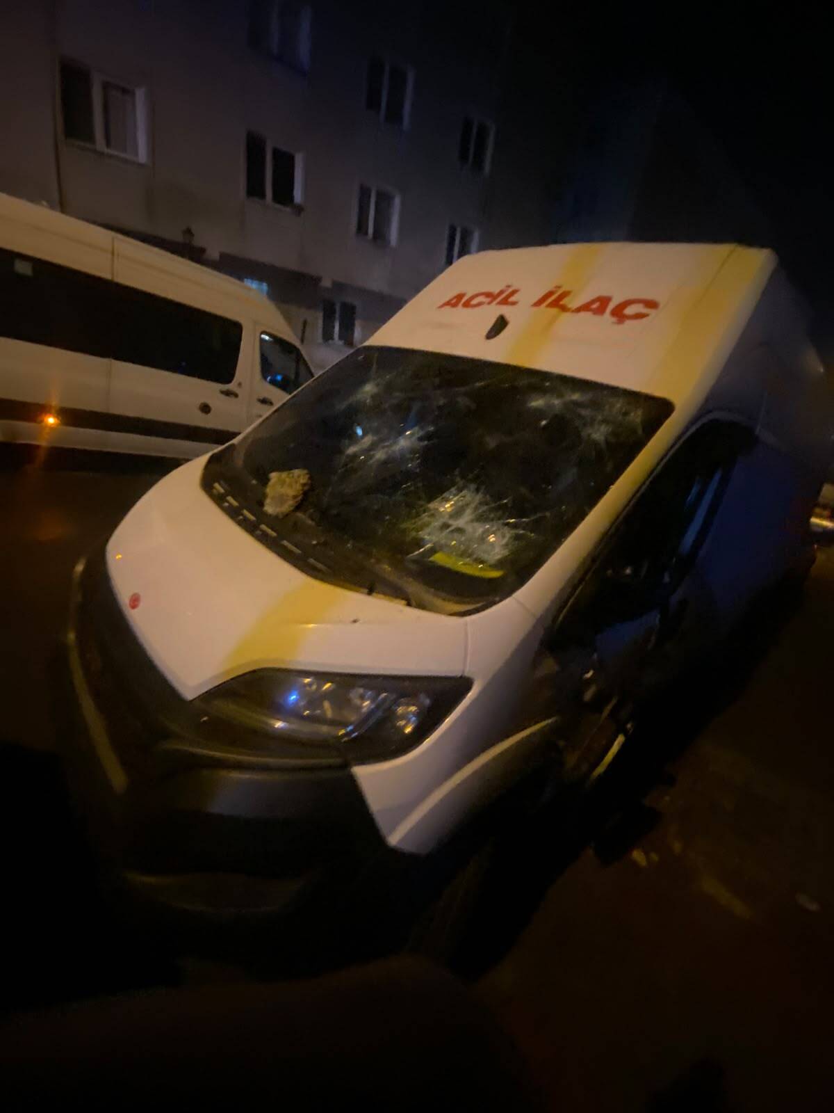 Uzaklaştırma kararının ardından Can Y.’nin evinin önüne gelen Seçil Ö., Can Y.’nin kullandığı minibüsün camlarını ve aynalarını kırdı. (Foto: DHA)