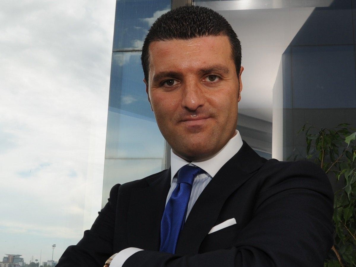 1792359557709.jpeg Emir Sarıgül'ün firari süreci sona erdi! Kara para dosyasında emniyetin yolunu tuttu-2