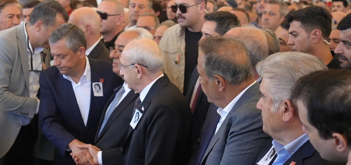 Kılıçdaroğlu ve Özel cenazeden cenazeye görüşüyor (Foto: Takvim Fotoğraf Arşivi)