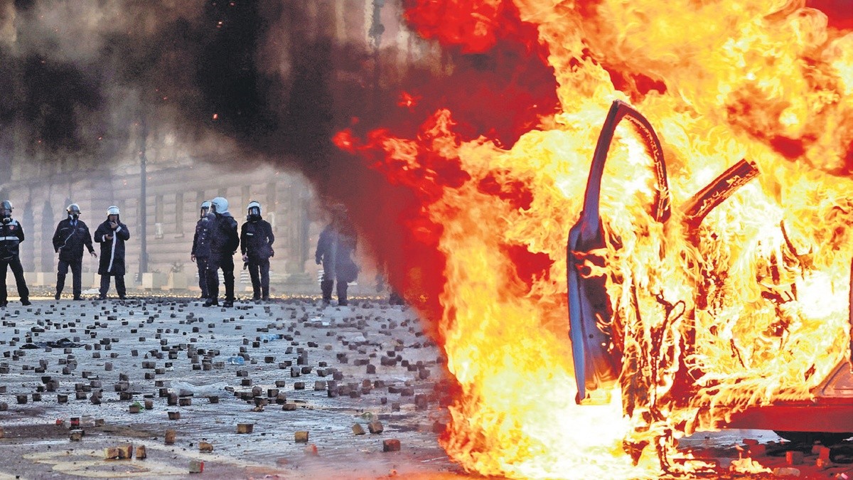 Avrupa’da protestolar şiddetlenirken Fransa, Belçika, İtalya ve Arnavutluk’ta sokaklar karıştı. (Fotoğraflar: Takvim Foto Arşivi)