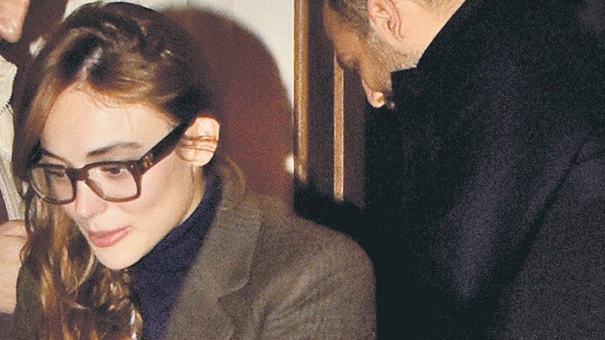 İkili, Etiler’deki lüks bir mekanda baş başa vakit geçirdikten sonra gecenin ilerleyen saatlerinde çıkış yaptı.