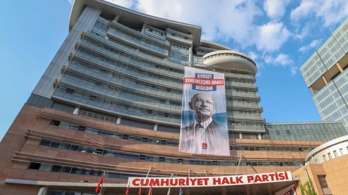 CHP ile Yeni Parti arasındaki arınma tartışması pankartlara taşındı. (Foto: Takvim foto arşivi)