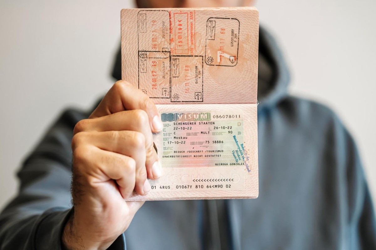 Normal yollarla randevu alamayan vatandaşlardan “garantili vize” adı altında 300 ile 400 avro arasında haraç kesen şüphelilerin, bu yöntemle yaklaşık 370 milyon lira haksız kazanç elde ettiği ortaya çıkarıldı. (Fotoğraf: Takvim Foto Arşivi)