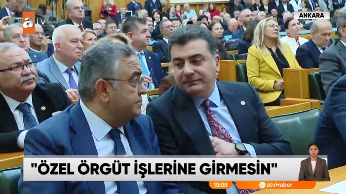 Grup toplantısında kaydedilen görüntülerde, Sezgin Tanrıkulu ile Zeynel Emre arasındaki dikkat çekici anlar öne çıktı. (Foto: ATV Haber)