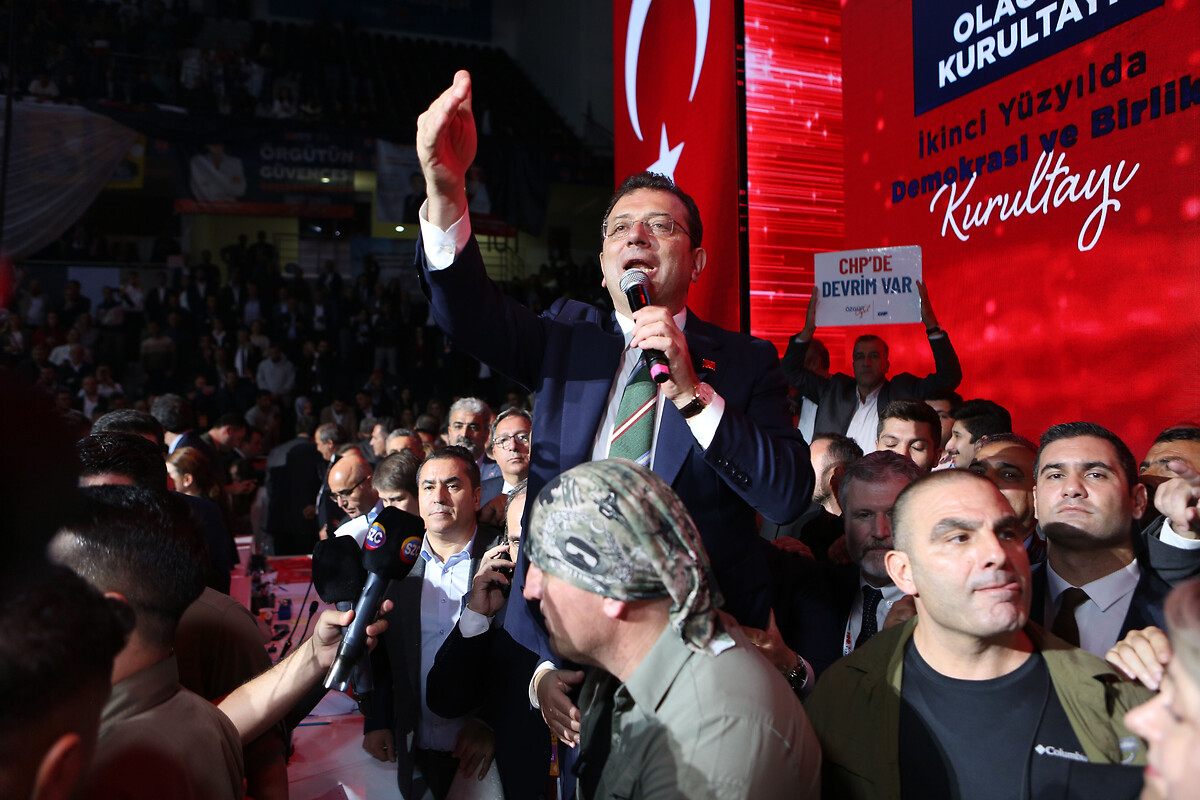 Mahkemeye sunulan belgede, Ekrem İmamoğlu ve Özgür Çelik'in de aralarında bulunduğu 9 sanığın eylem birliği içinde hareket ettikleri belirtilerek Siyasi Partiler Kanunu ve TCK'nin ilgili maddelerince cezalandırılmaları istendi. 