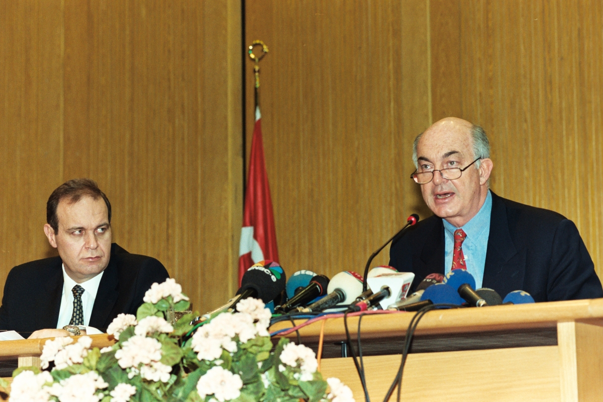 Berat Albayrak'ı hedef alan operasyonun arkasındaki isimlerden CHP'li Faik Öztrak'ın, 2001 krizinde BDDK Başkan Yardımcısı sıfatıyla dalgalı kur bilgisini sızdırarak devleti milyarlarca dolar zarara uğrattığı gerçeği arşivlerde. (Fotoğraf: Depo Photos)
