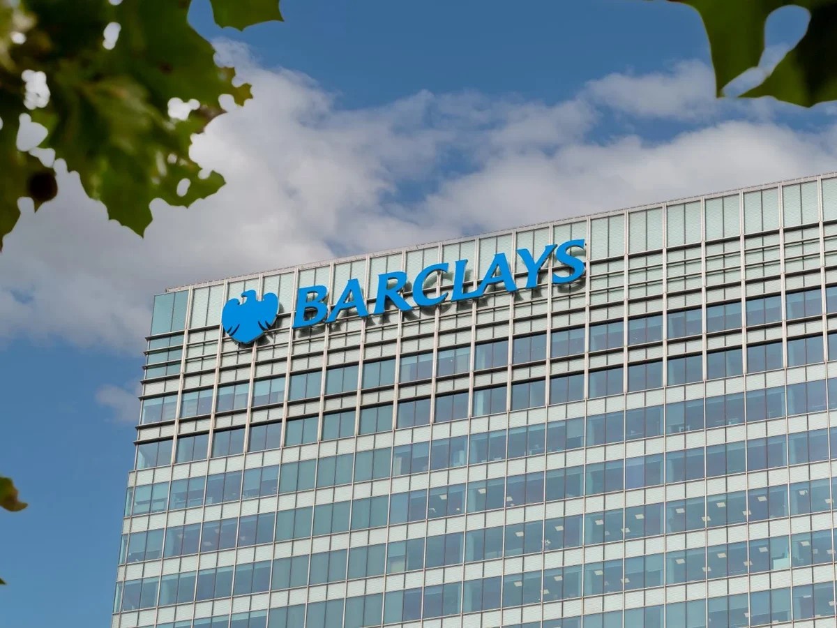 Soruşturma kapsamında tutuklanan Pusula Holding Başkanı Serdar Turhan'ın İngiltere bağlantılı para transferleri mercek altına alındı. 29.2 milyon sterlinin Türkiye'ye iade süreci başlatıldı.