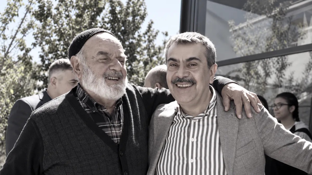 Milli Eğitim Bakanı Yusuf Tekin, A Haber ekranlarında katıldığı yayında çocukluk hatıralarını, ailesine olan vefa borcunu ve hayat prensiplerini anlattı. 