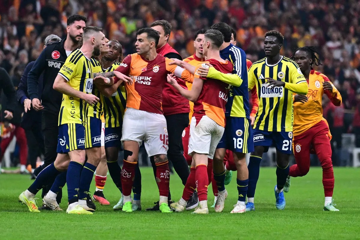 Galatasaray'ın Fenerbahçe'yi 2-1 mağlup ettiği derbinin ardından futbolcular arasında kavga çıktı. (Foto: İHA)