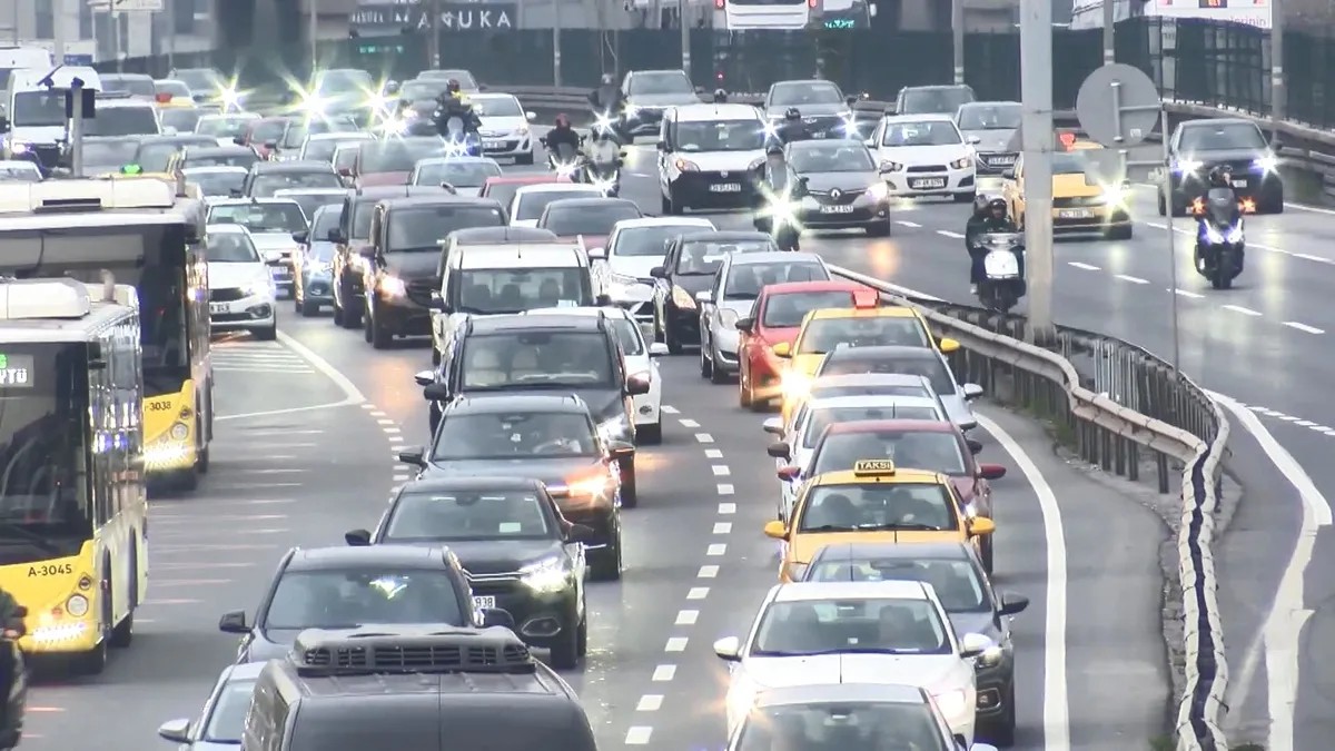 1793190430552.jpeg İstanbul'da trafik yoğunluğu %89'a ulaştı! İşte kilit noktalar ve alternatif güzergahlar-3