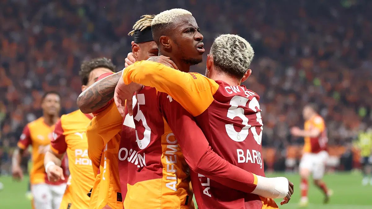 Fenerbahçe'yi 2-1 mağlup eden Galatasaray, Süper Lig tarihindeki 1315. galibiyetine ulaşarak en fazla maç kazanan takım oldu.