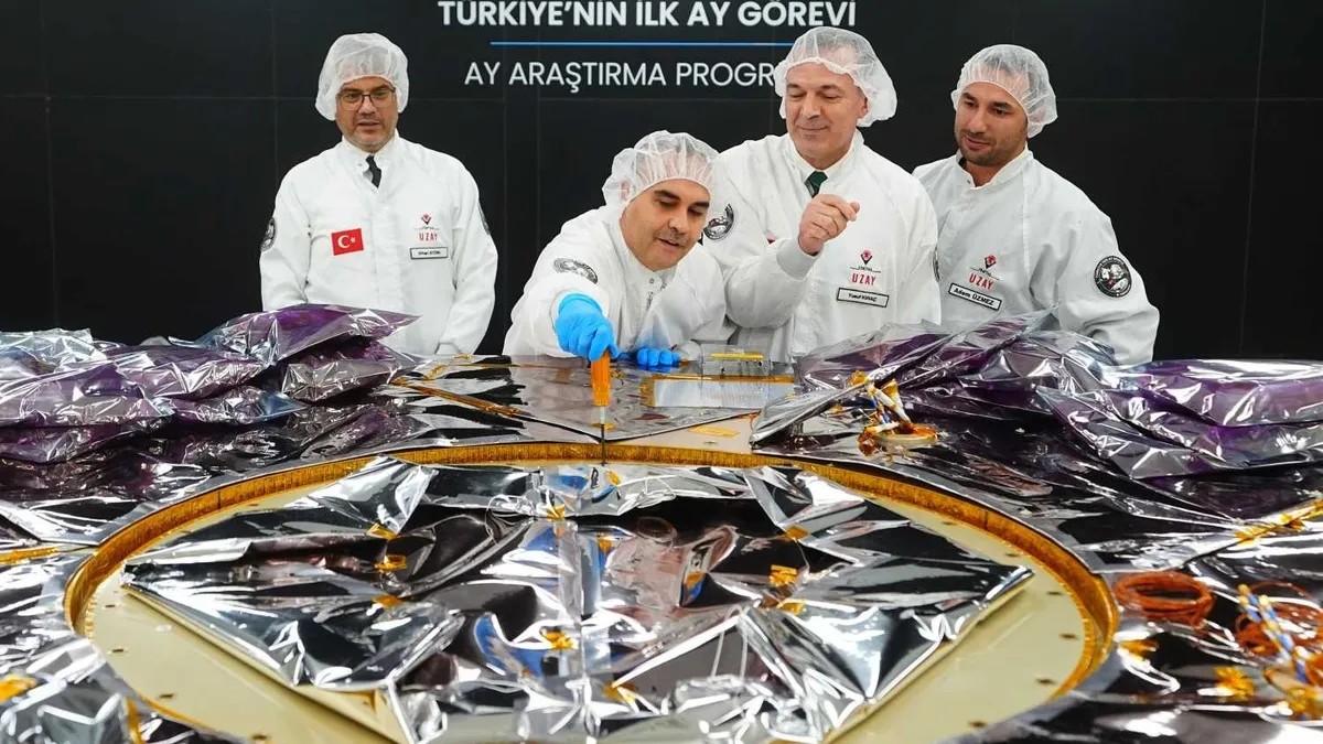 Türkiye'nin Ay görevinde kullanılacak uzay aracının kritik teknoloji doğrulama, entegrasyon ve test çalışmaları sürdürülecek. (Foto: Takvim Foto Arşivi)