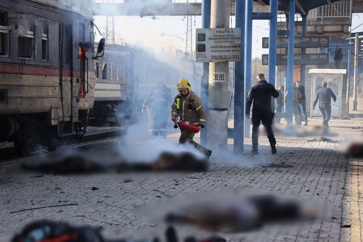 Rus ordusunun Dnipro'daki tren istasyonuna düzenlediği İHA saldırısında 13 kişi hayatını kaybetti, 10 kişi yaralandı. (Fotoğraf: İHA)