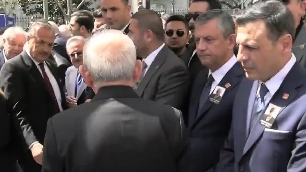 anitkabirde-soguk-ruzgar-kilicdaroglu-ile-ozgur-ozel-tokalasmadi-1793278674067.jpeg Anıtkabir’de Kılıçdaroğlu ile Özel arasında soğuk rüzgar! Bahçeli ile sohbet, Özel ile mesafe-4