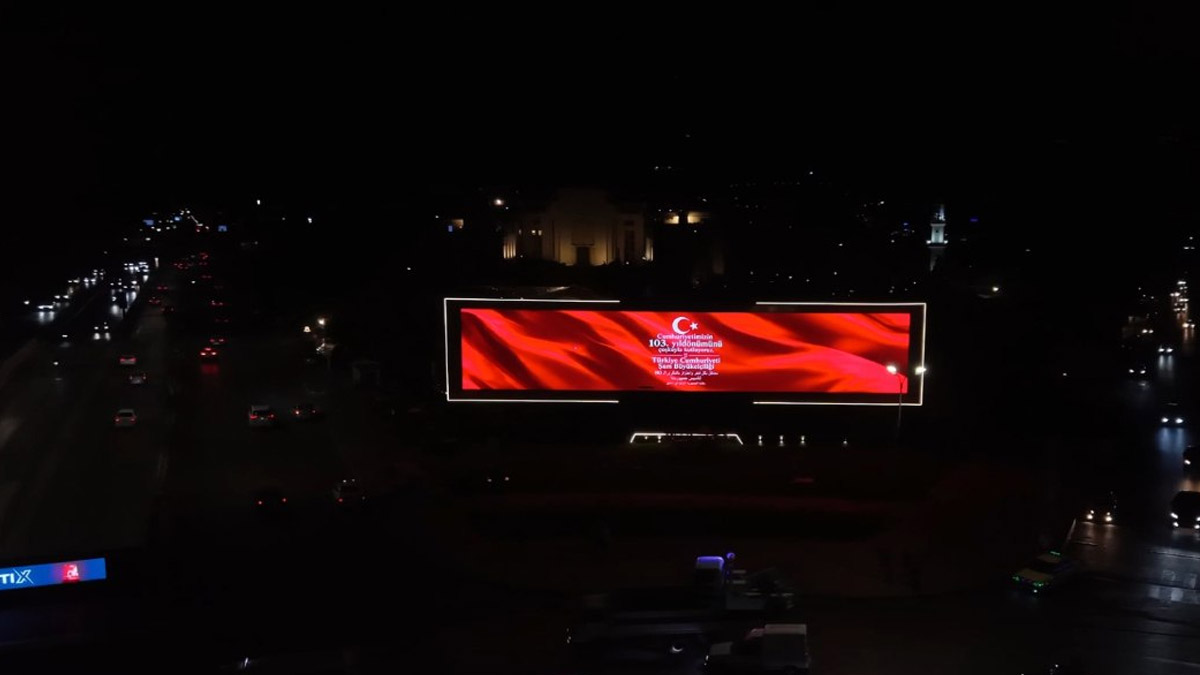 Mesaj dev ekranda yayımlandı. (Foto: AA)