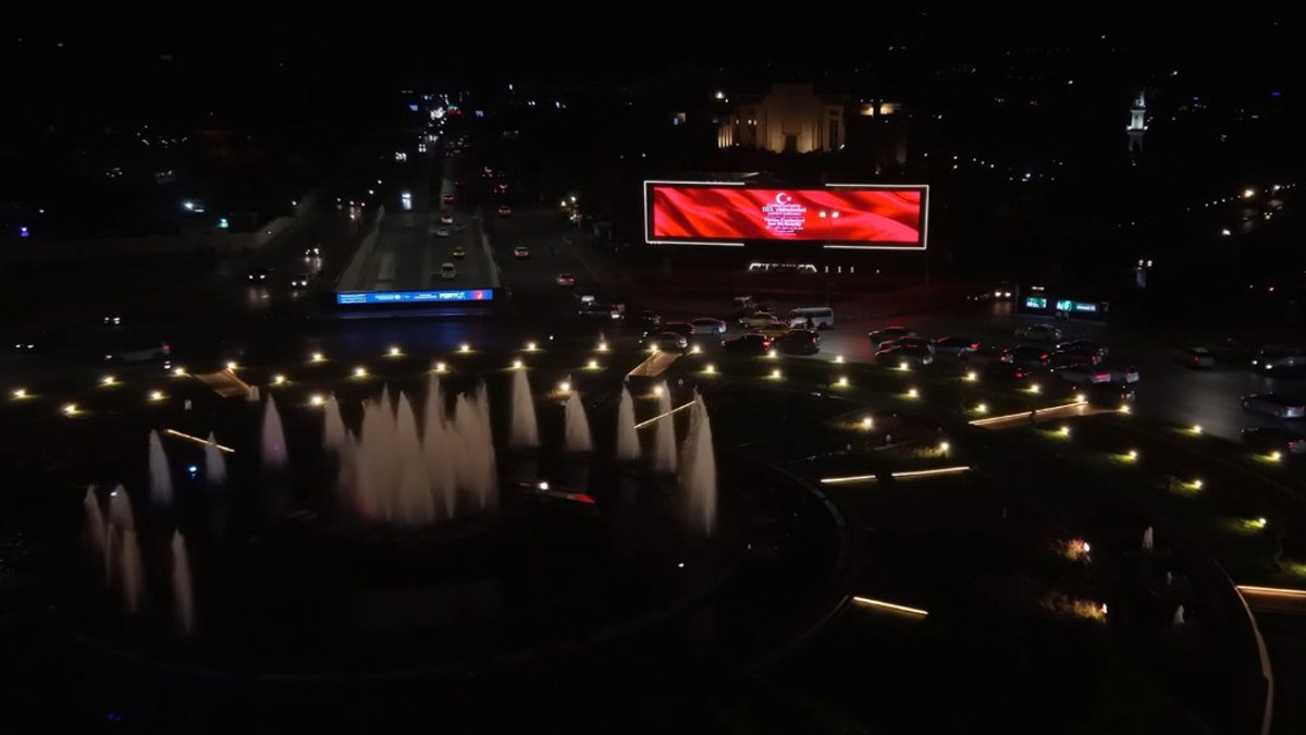 samda-29-ekim-coskusu-emevi-meydanindaki-dev-ekranda-turkiye-videosu-yayimlandi-1793275867691.jpg Emevi Meydanı'nda kutlandı. (Foto: AA)