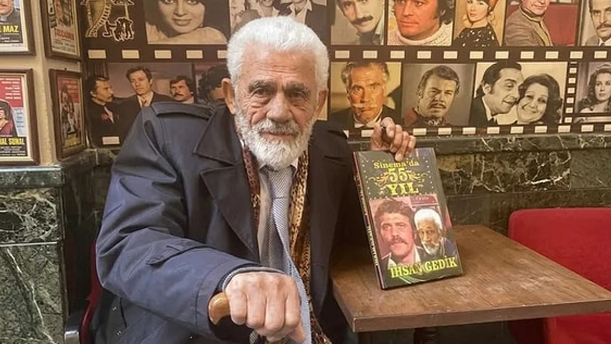 İlerleyen yaşına rağmen elindeki kitapları tanıtmak için sokakları gezen oyuncu, Karaköy-Tünel hattında objektiflere yansıdı.