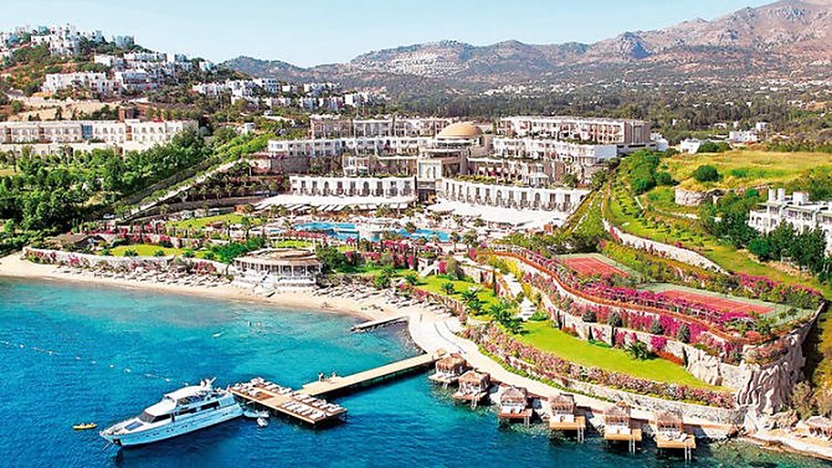 Tatil rezervasyonunu internetten yaptırıp ücretini ödeyen bazı tüketiciler, otele vardıklarında kayıtlarının bulunmadığını öğrenince büyük şok yaşadı. (Fotoğraflar: Takvim Foto Arşivi)