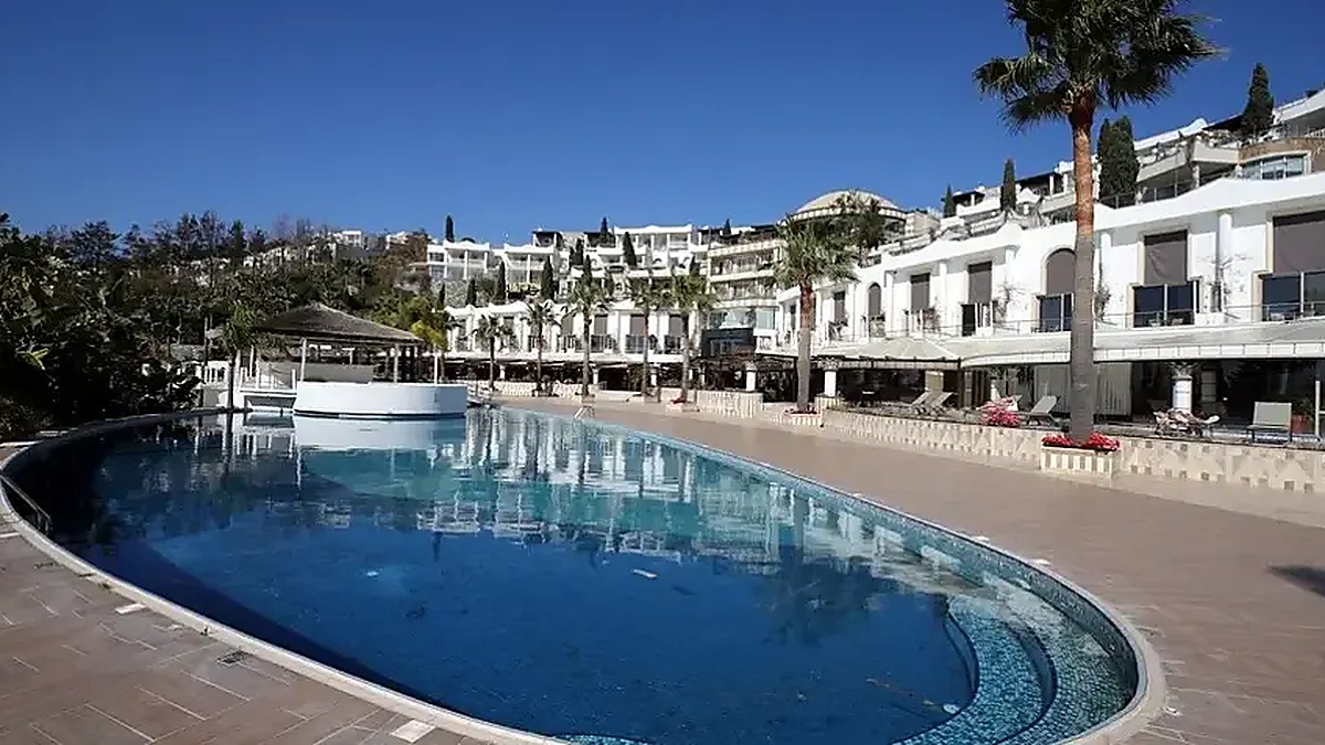 İstanbul'da 8 bin 973 liralık rezervasyon yaptıran bir tüketici, otel sahibinin ödeme alamadığı gerekçesiyle kendilerini tesise kabul etmediğini söyledi.