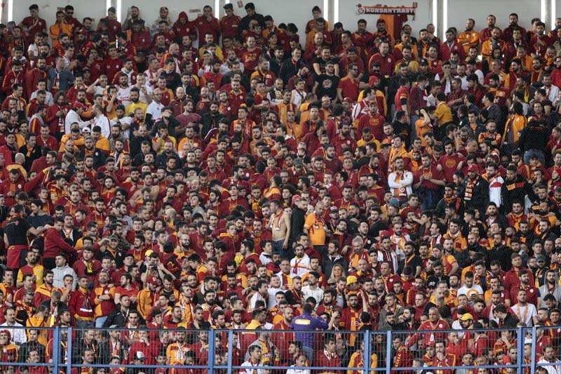 Galatasaray taraftarından anlamlı mesaj!