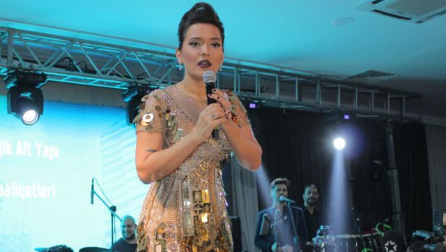 Demet Akalın çılgına döndü! Demet Akalın yaşadığı olay karşısında ana avrat...