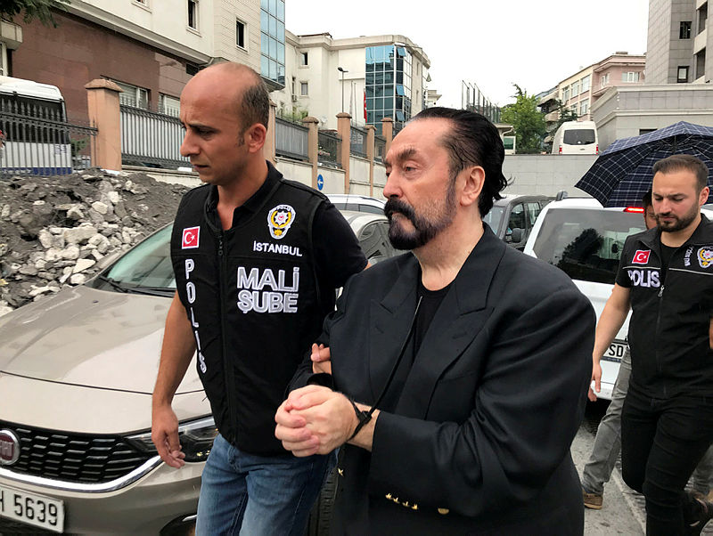Adnan Oktar’ın iğrenç tuzağı ortaya çıktı! 3 kız kardeşle birlikte olabilmek için...
