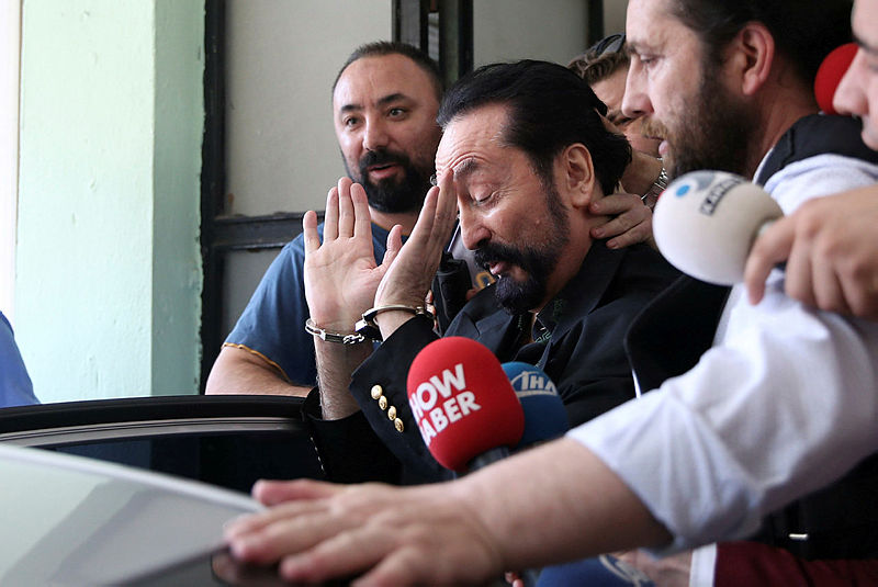Adnan Oktar’ın iğrenç tuzağı ortaya çıktı! 3 kız kardeşle birlikte olabilmek için...