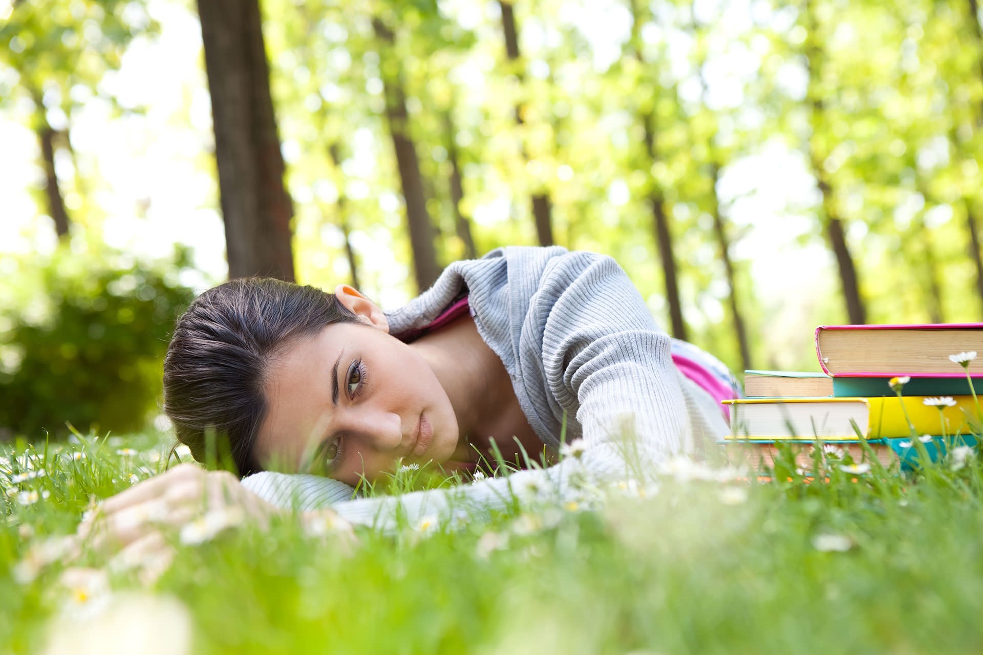 Почему весной слабость. Девушка лежит на траве. Весенняя усталость. Весенняя астения.