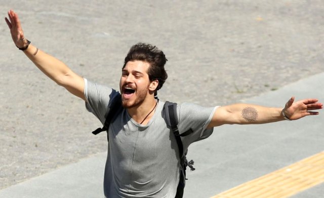 Çağatay Ulusoy yeni mesleği için kolları sıvadı! Türk kahvesi ve mantı satacak