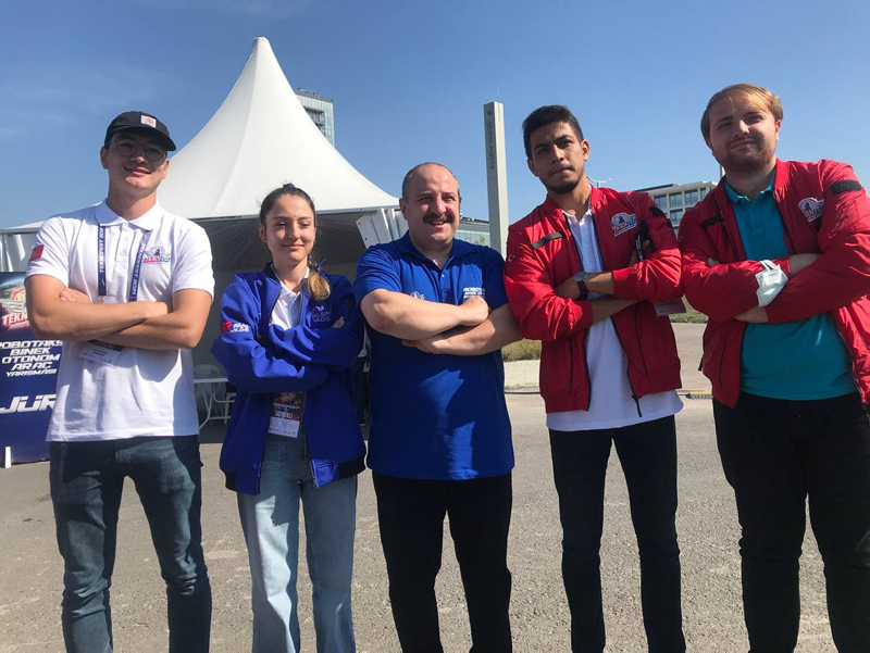 TEKNOFEST Robotaksi Binek Otonom Araç Yarışması’nda büyük heyecan! Bakan Varank tek tek inceledi