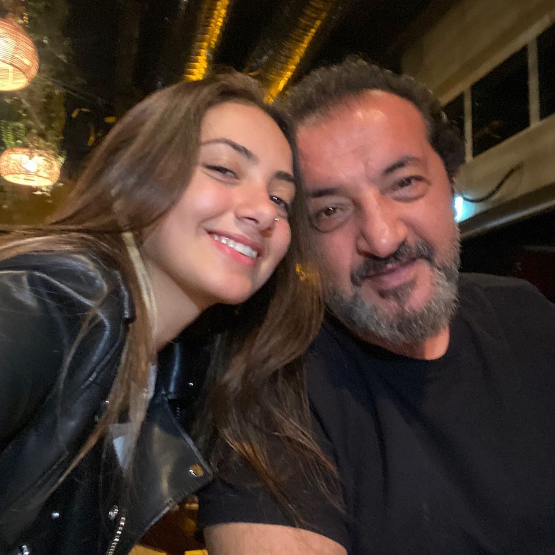 MasterChef jürisi Mehmet Yalçınkaya’nın kardeşi bakın kim çıktı! Meğer o da ünlüymüş artık aile boyu ünlüler