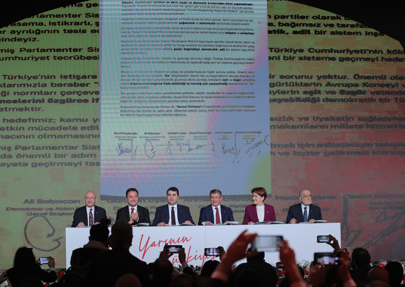 ’Güçlendirilmiş Parlamenter Sistem’ maskeli FETÖ bildirisi! Nihat Genç: CHP ülkeye ihanet etti, Davutoğlu’na don lastiği oldu