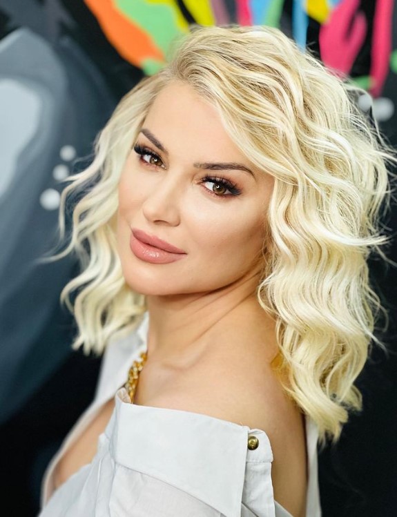 2 çocuk annesi Demet Şener sınırları zorladı! Esnek vücuduyla ağızları açık bıraktı! Spor taytını çekip en cesur haliyle...