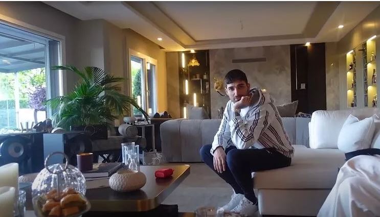 Hem rahat tarzı hem lüks evi hayran bıraktı! 2 çocuk annesi Esra Erol’un ev haline bakın! İşte Ali Özbir’le 13 yıllık aşk yuvası...