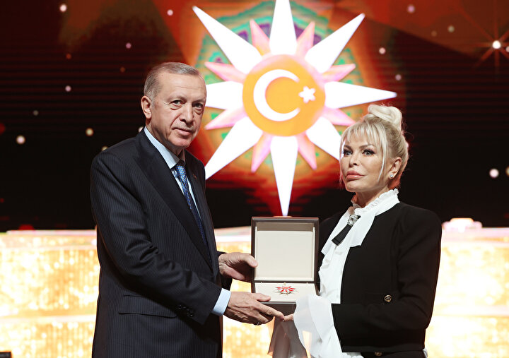 Beştepe’de yıldızlar geçidi! Başkan Erdoğan ödülleri tek tek takdim etti: Ajda Pekkan, Tan Sağtürk, Yavuz Bülent Bakiler...