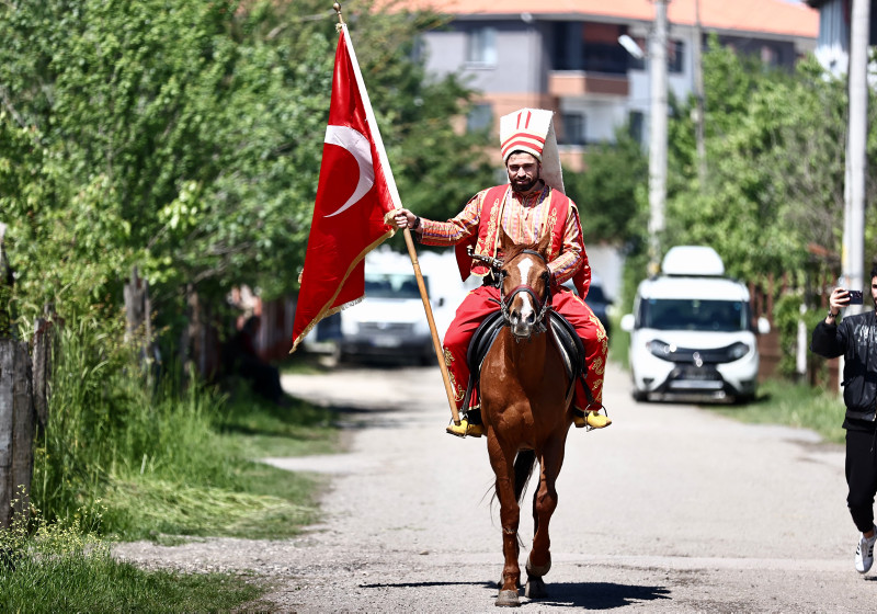 Sandık başından ilginç kareler! At ile oy kullanmaya gittiler