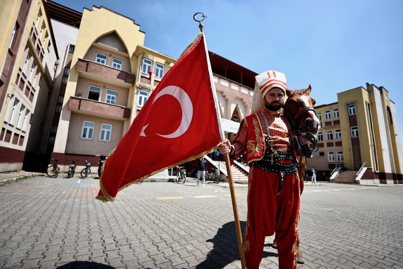 Sandık başından ilginç kareler! At ile oy kullanmaya gittiler
