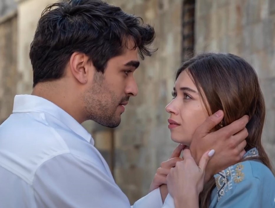 Afra Saraçoğlu'ndan 'Umurumda değil' paylaşımları! Mert Ramazan Demir ile  tekne tatili ifşa olmuştu! İhanet iddiası sonrası...