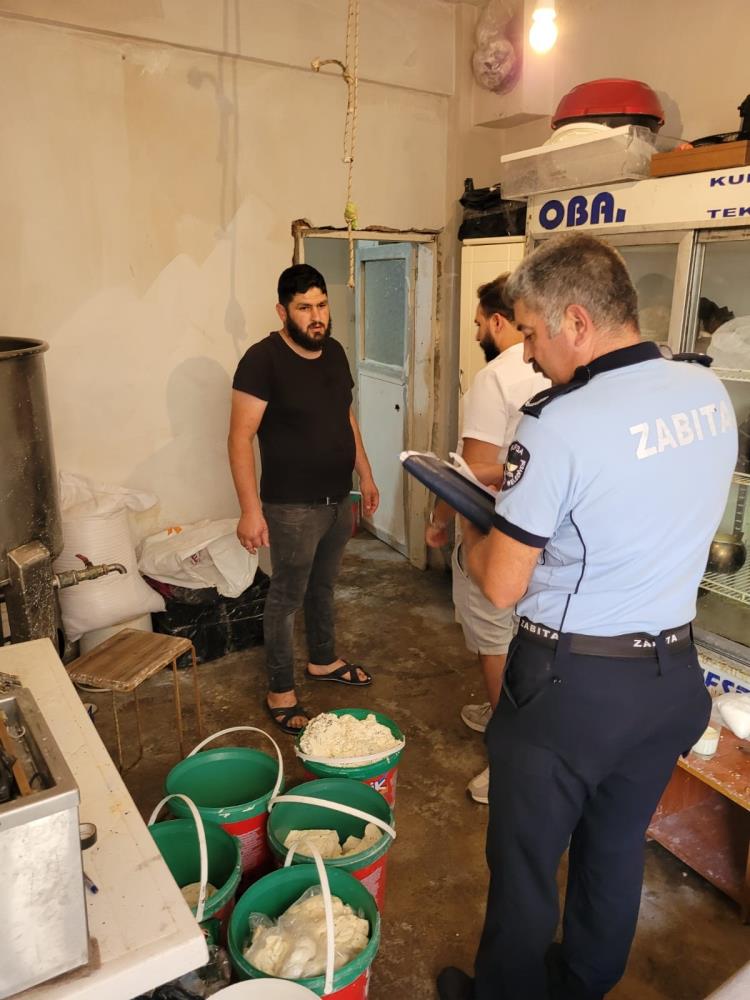 Peynir imalathanesinde mide bulandıran görüntüler! Vatandaşa bunları yedireceklerdi