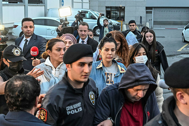 Dilan Polat ve kardeşi Sıla Doğu mahkeme koridorlarında birbirine girdi Senin görgüsüzlüğün yüzünden buradayız