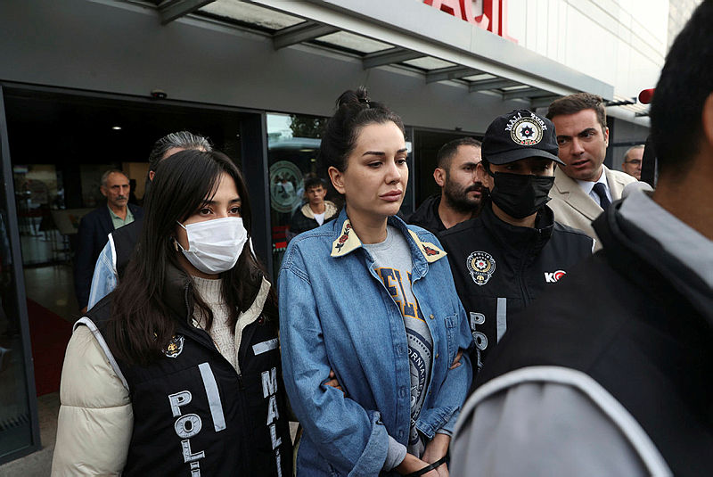 Dilan Polat ve kardeşi Sıla Doğu mahkeme koridorlarında birbirine girdi Senin görgüsüzlüğün yüzünden buradayız
