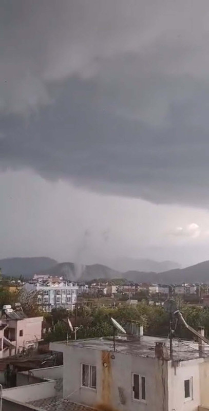 Muğla’da hortum! Çatıları uçtu direkler devrildi