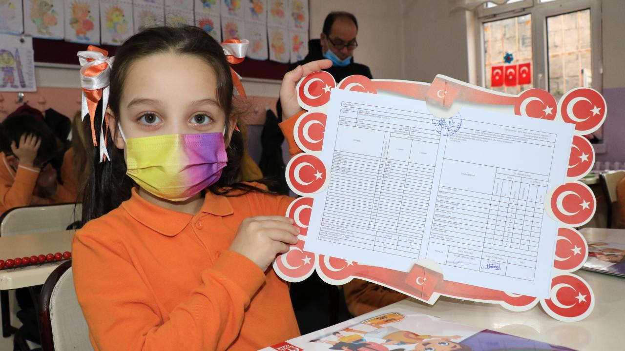 Karne kutlama mesajları 🎀 Whatsapp, Instagram, Facebook anaokulu, ilkokul, ortaokul, lise 1. dönem resimli-yeni karne mesajları 2024!