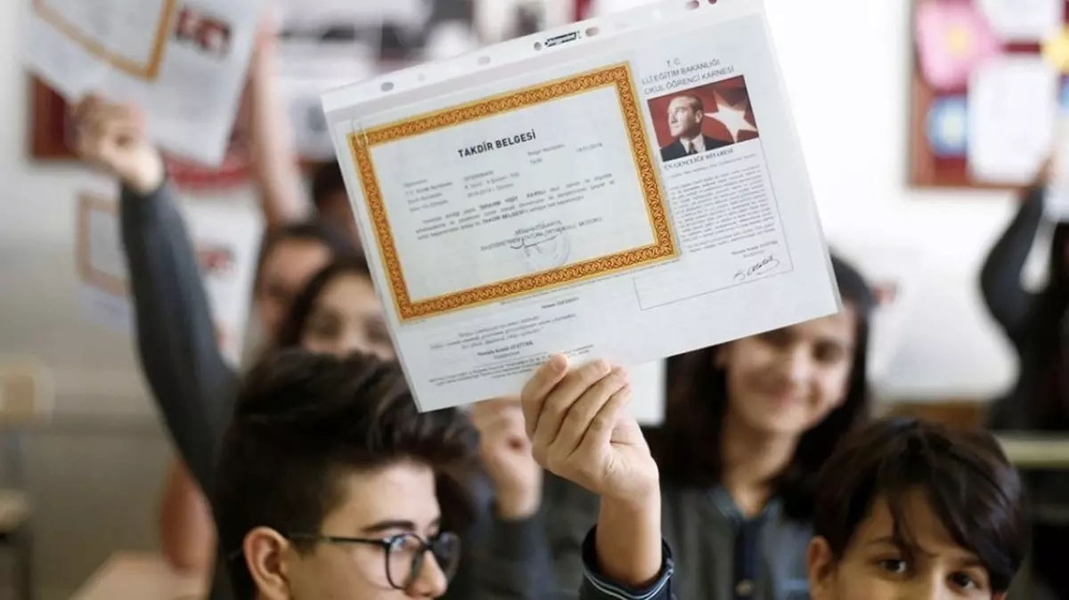 Karne kutlama mesajları 🎀 Whatsapp, Instagram, Facebook anaokulu, ilkokul, ortaokul, lise 1. dönem resimli-yeni karne mesajları 2024!