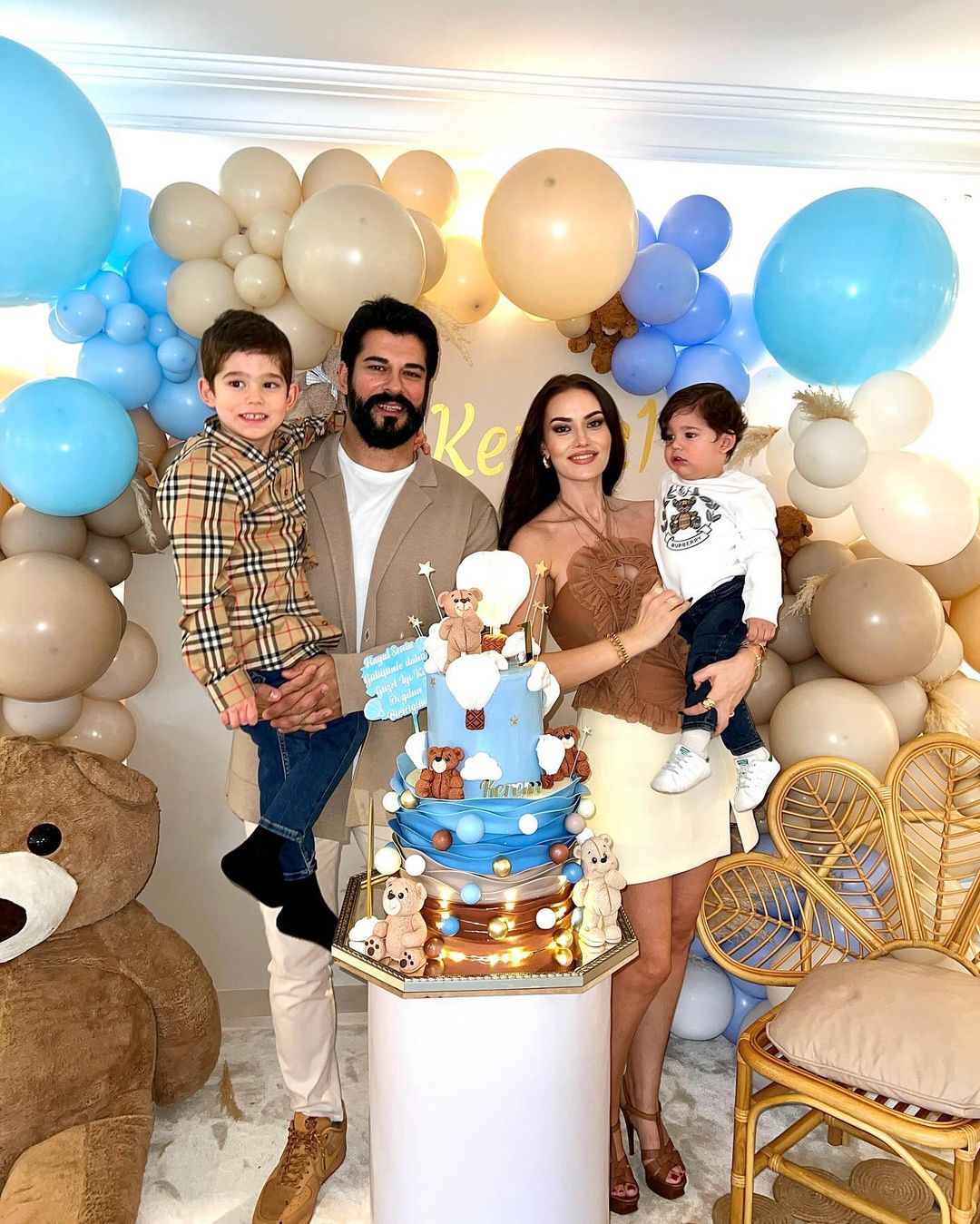 Fahriye Evcen ile Burak Özçivit oturdukları sitede 2 villa satın aldı! 4 katlı 900 metrekarelik yeni ev! İşte aşk yuvaları...