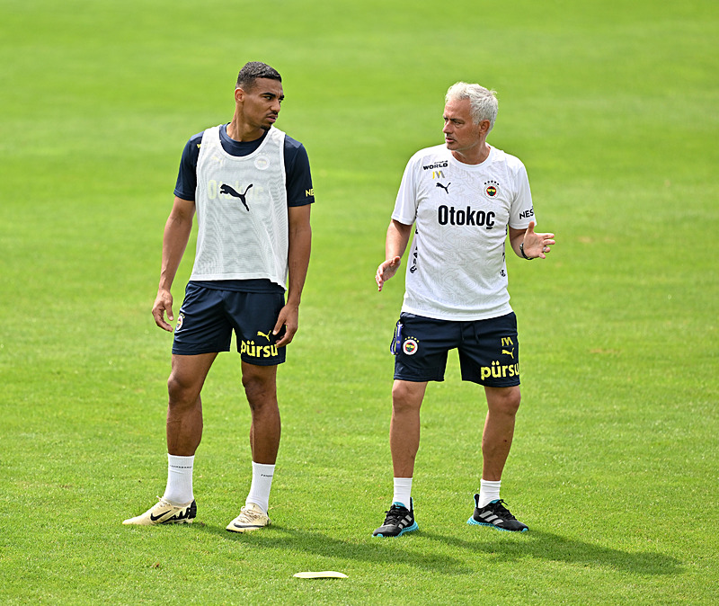 TRANSFER HABERİ: A Milli Takım’ın genç yıldızı Fenerbahçe’ye! Merih ve Cenk derken...