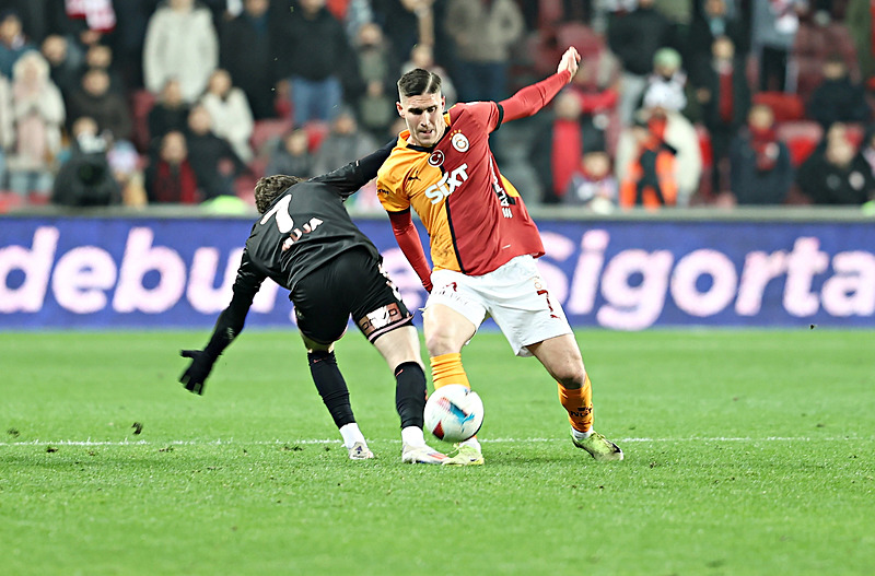 Galatasaray’dan Fenerbahçe’ye yılın transfer çalımı!
