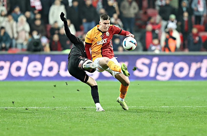 Galatasaray’dan Fenerbahçe’ye yılın transfer çalımı!