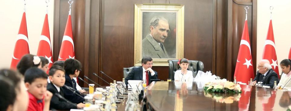 Davutoğlu koltuğunu Pelinsu'ya devretti-2