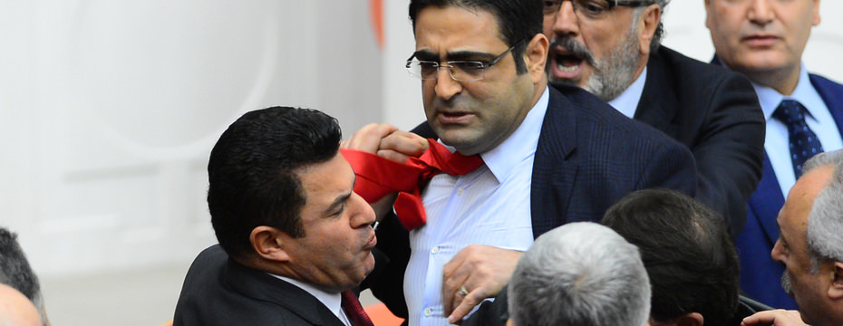 Meclis'te yumruk yumruğa kavga-1